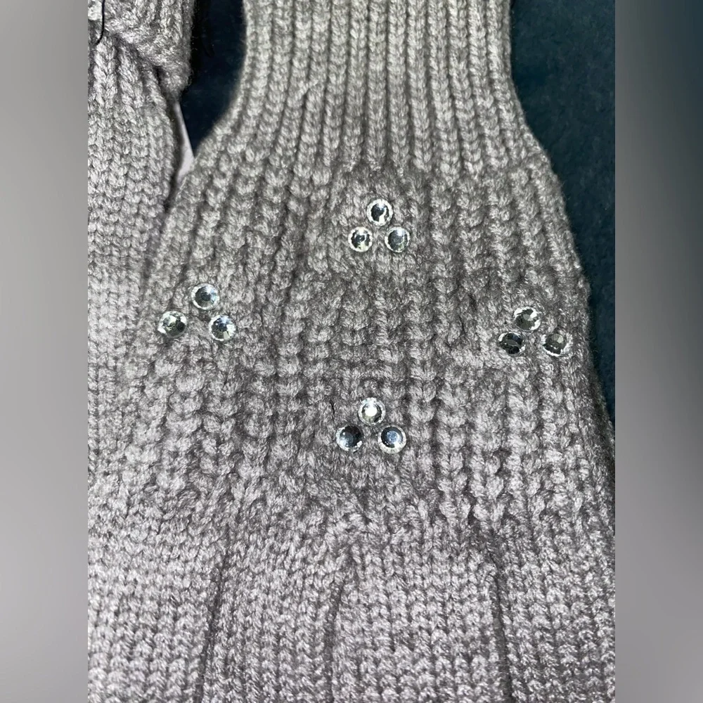 NWT. Zara Kids Gray Knit Gloves. Size 6-9 years.